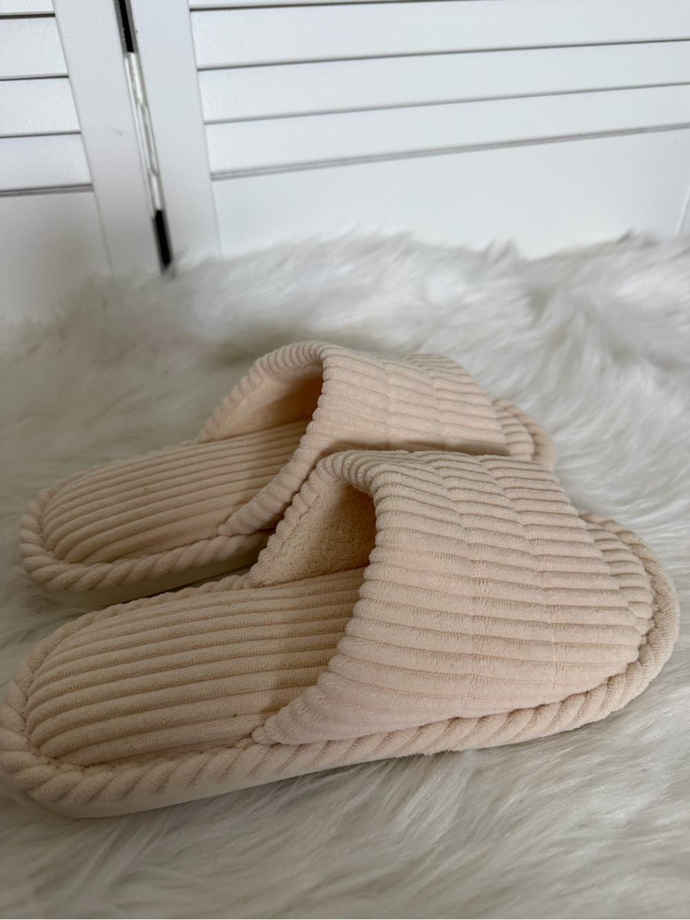Amazon Essentials Ribbed Slide Slippers in Light Beige - Picture 4 of 4